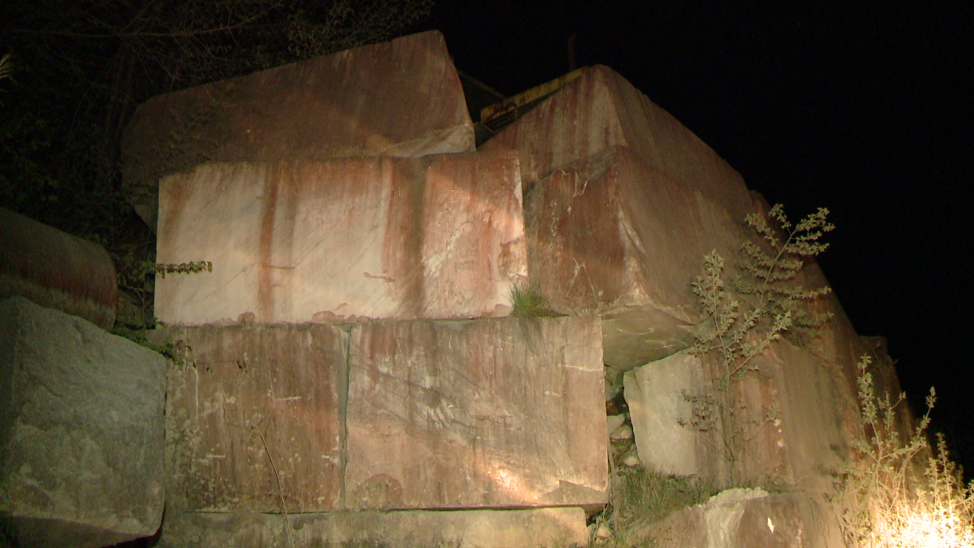 Accident mortal la cariera de marmura de la Ruschita, judetul Caras-Severin. O roca de 30 de tone a cazut peste un muncitor