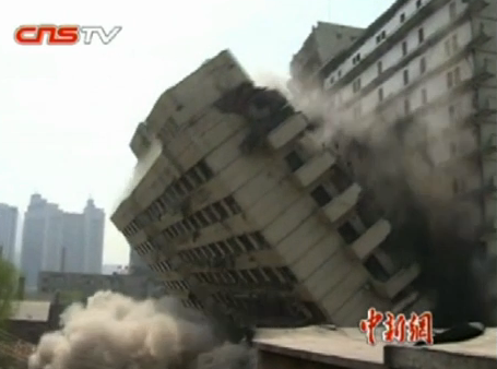 Precizie chinezeasca. Asiaticii au reusit sa puna la pamant, prin explozie, exact jumatate dintr-o cladire