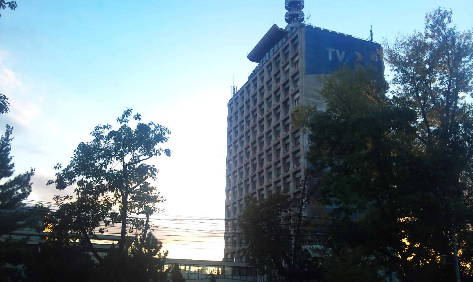 Solutia pentru problemele financiare ale TVR: inca o zi libera pe saptamana. Angajatii postului public protesteaza