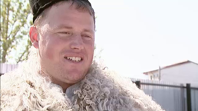 Ghita Ciobanul isi negociaza miei din stana in pietele din Capitala. "Daca vine omul si iti vorbeste urat, nu-l servesti"