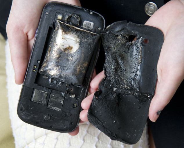 S-a trezit cu casa plina de fum, dupa ce smartphone-ul i-a luat foc. "M-am speriat de moarte"