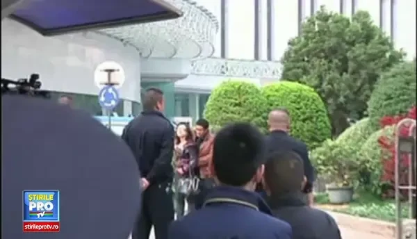 CLIPUL ZILEI: Actiune ca in filme, in China. Momentul in care 2 politisti salveaza o ostatica, tinuta cu un cutit la gat