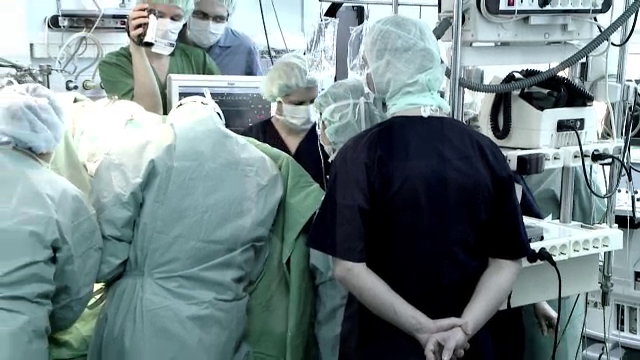 O mama si fiica ei de 3 ani, in pericol de moarte. Filmul unei intamplari cumplite petrecute in baia locuintei