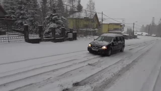 Cu doar cateva zile inainte de Paste, in Romania a nins ca de Craciun. Strat de zapada de 10 cm la Predeal