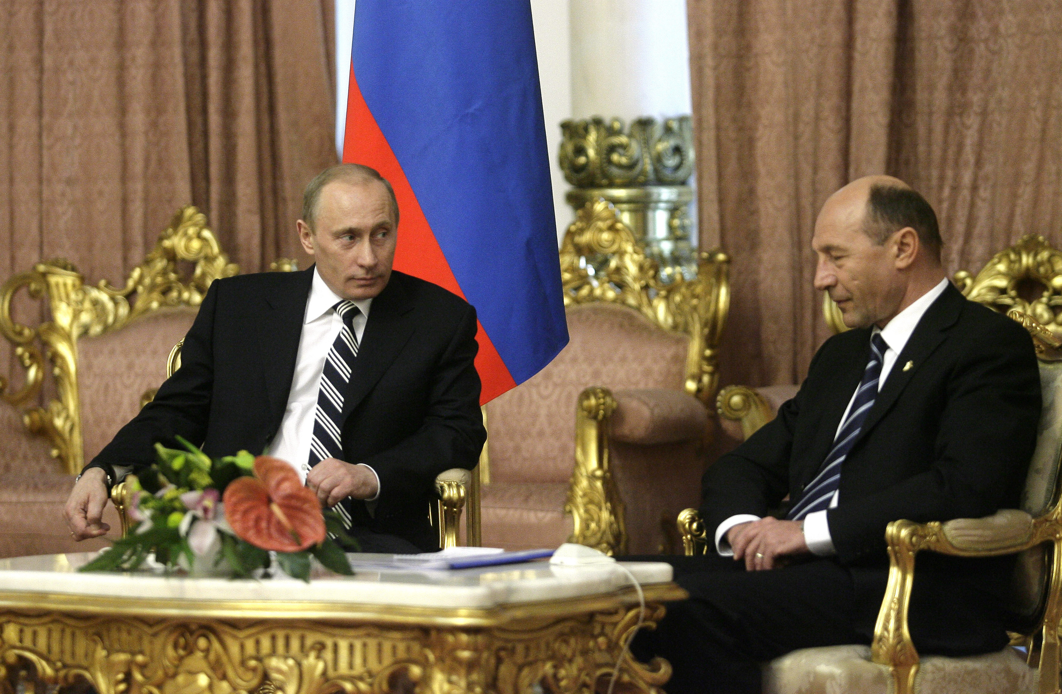 Basescu afirma ca in Ucraina e un "razboi hibrid". "Federatia Rusa e parte a actului TERORIST de doborare a zborului MH17"