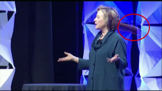 Hillary Clinton, atacata in timpul unei conferinte. O femeie a aruncat cu un pantof in ea. VIDEO