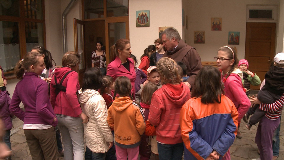 Lectia de omenie data de un calugar franciscan, care a salvat mii de orfani, duminica, 13 aprilie, la Romania te iubesc