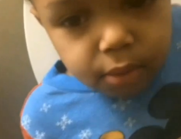 Imaginile care au starnit revolta pe internet. Un copil de doi ani este invatat sa fumeze marijuana