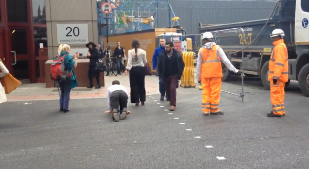 Scena ciudata in Londra. O femeie a plimbat un barbat in lesa, ca pe un caine, prin centrul orasului. VIDEO