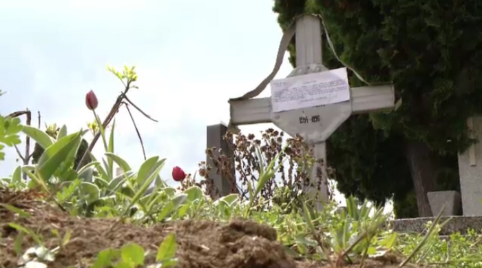 Romanii nu scapa de taxe nici pe lumea cealalta. Orasul in care somatiile de plata au fost lipite pe crucile din cimitire
