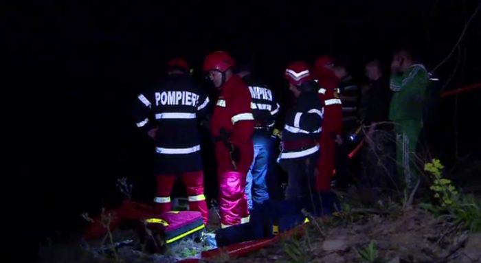 Operatiune de salvare complicata in Deva. 20 de oameni s-au chinuit sa scoata trei tineri dintr-o prapastie