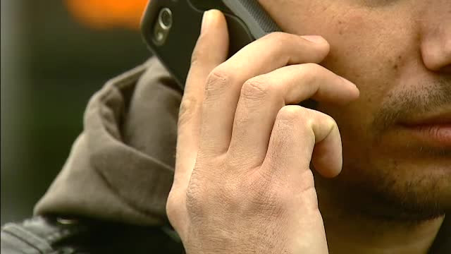 Avertisment OMS: jumatate din hipoacuzicii din lume ar fi auzit normal, daca ar fi vorbit mai putin la telefon