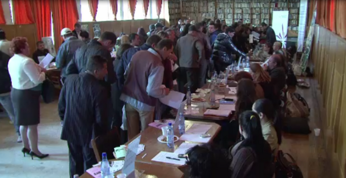 Somerii din Targu Jiu s-au inghesuit si au cerut ajutorul divinitatii pentru a-si gasi de munca la targul din oras