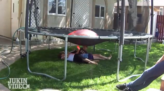 Jocul crud, dar extrem de amuzant al unui tata. "Surpriza" imensa pregatita copiilor sai. VIDEO