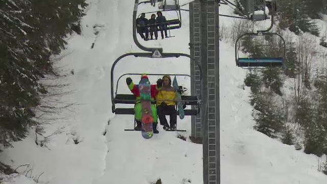 Ninsoarea si turistii s-au intors in statiunile de la munte. Stratul de zapada masoara 30 de centimetri in Poiana Brasov