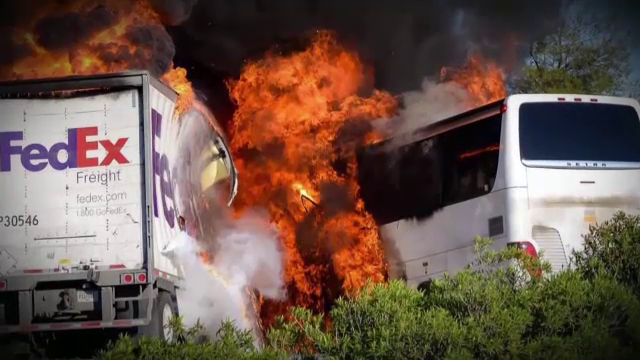 Accident urmat de incendiu, in SUA. Bilantul autoritatilor: Cel putin 10 oameni au murit, iar 30 au fost grav raniti