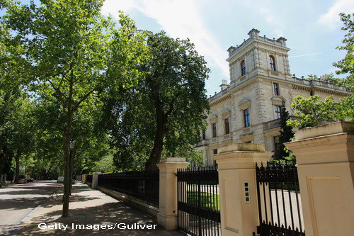Viata pe cea mai scumpa strada din lume. Zona in care locuiesc nababii lumii si unde locuintele costa cel putin 50 mil. euro