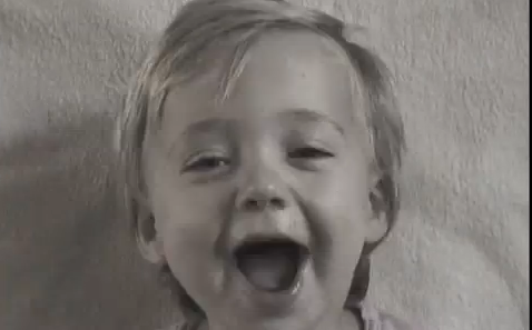 Un tata din Olanda a realizat un videoclip, in care se vede cum fiica lui se transforma din bebelus in adolescenta