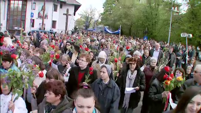 Mii de crestini, catolici sau ortodocsi, au participat la slujbele din toata tara in duminica Floriilor