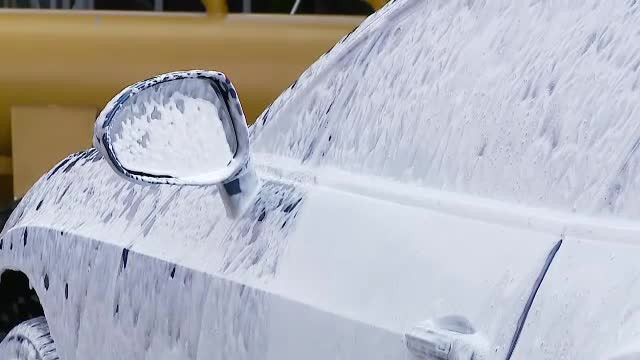 Surpriza neplacuta pentru un roman care si-a lasat masina la spalatorie. Ce a gasit cand a revenit sa o ia