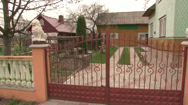 Faţa "moderna" a Bucovinei. Portile sculptate in lemn, inlocuite cu cele din fier forjat, cu ornamente din ipsos