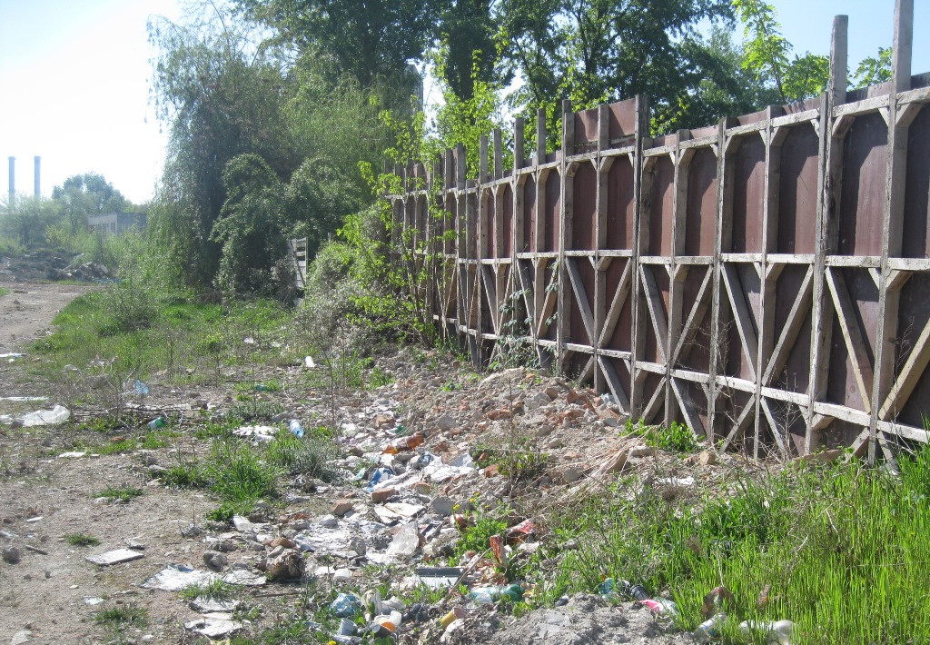 25.000 de lei, amenda pe care trebuie sa o plateasca o firma pentru ca nu si-a curatat terenul de gunoaie. Cum arata zona