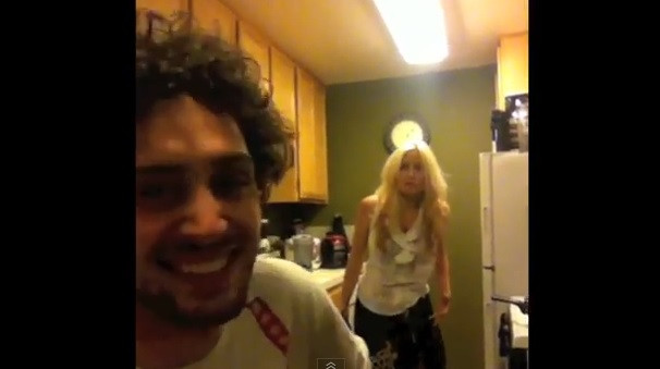 Se amuza copios de reactiile iubitei sale cand este speriata. Cum a fost filmata. VIDEO