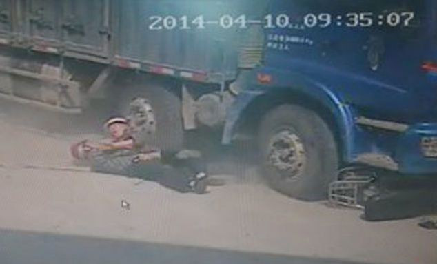 Si-a sacrificat viata pentru a o salva pe cea a fiului sau. Imaginile au fost surprinse de camerele de supraveghere