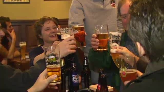 Povesti cu bere si vin. Bauturile speciale vandute clientilor curiosi, o noua afacere de nisa pe strazile din Capitala