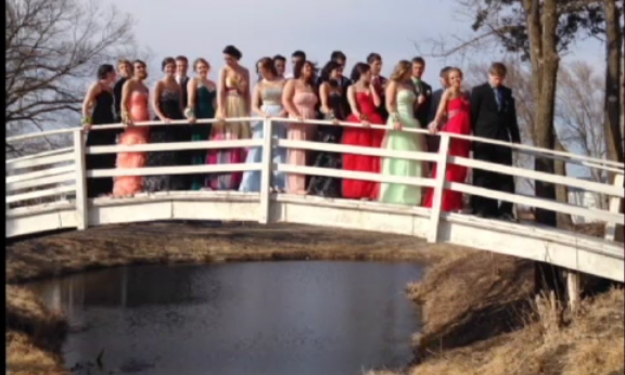 Elevii unui liceu din SUA au avut parte de o experienta de neuitat, dupa ce au vrut sa faca o poza pe un pod. VIDEO