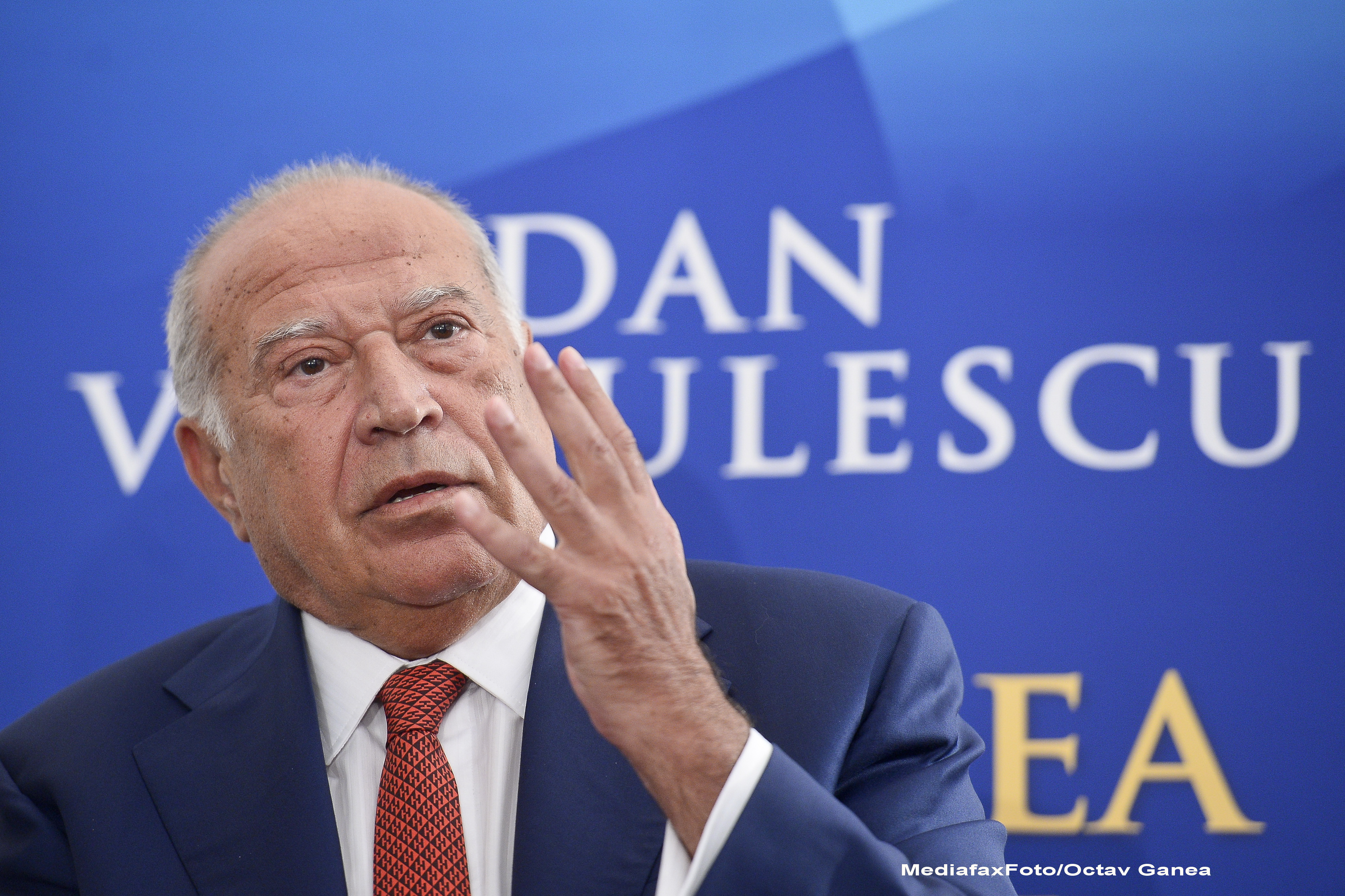 Dan Voiculescu spune ca este urmarit din cauza situatiei lui Mircea Basescu. "Dupa dezvaluiri, unii oameni au rabufnit"