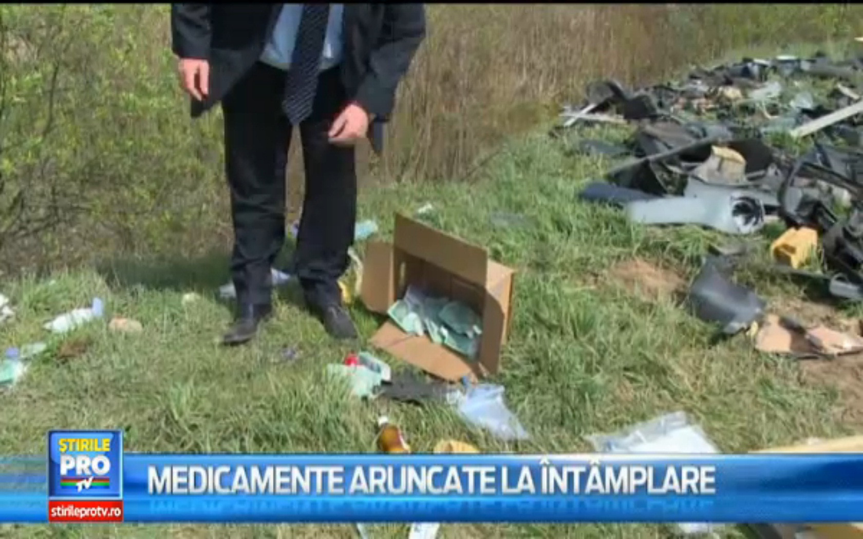 Sute de kg de medicamente, seringi si fase medicale, descoperite pe malul unui rau din judetul Alba