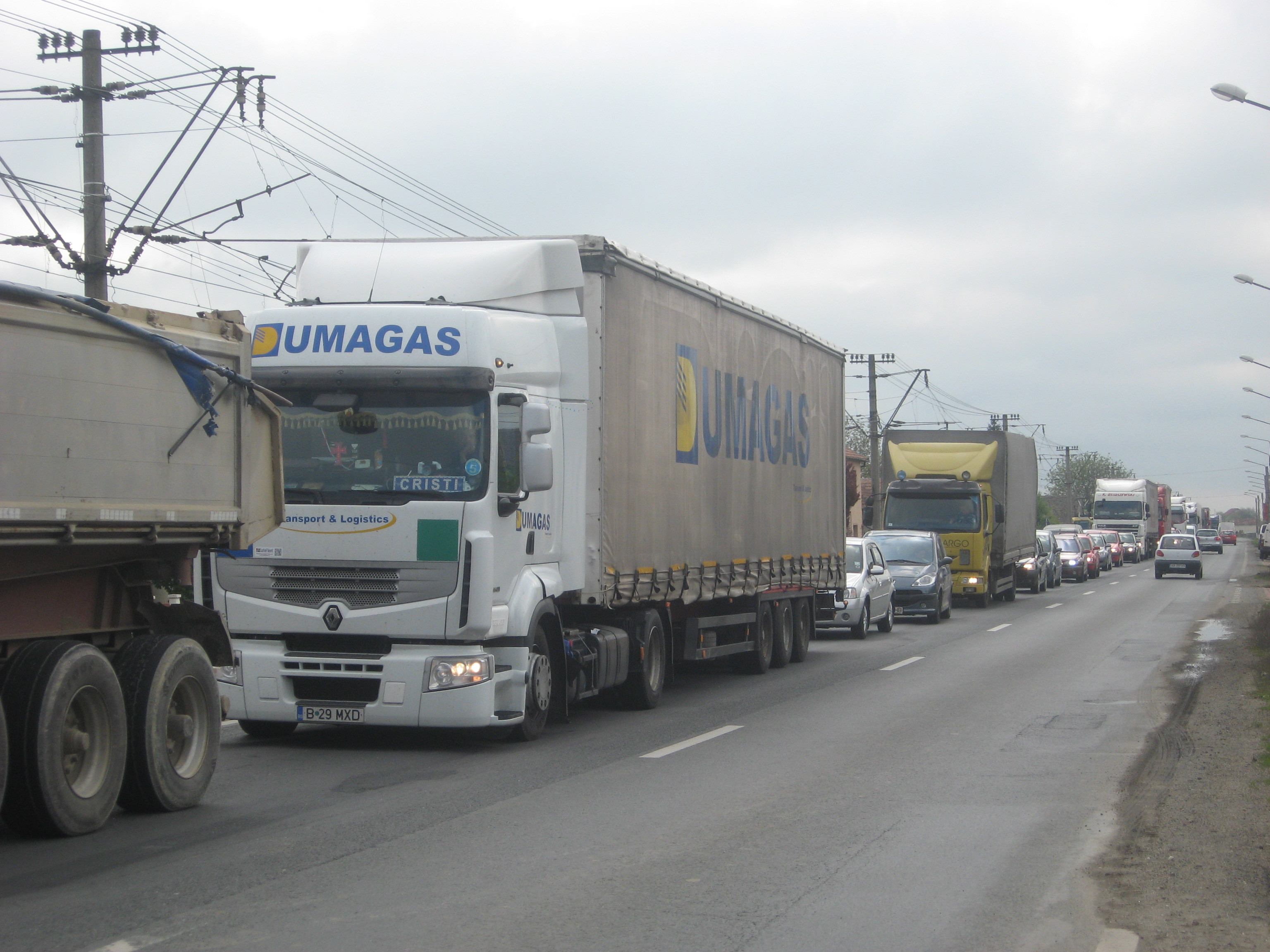 Cozi kilometrice pe DN7, langa Arad. CFR repara din nou trecerea peste calea ferata