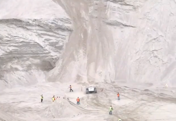 Cursa nebuna. Reuseste sau nu o masina de teren sa urce un munte foarte abrupt? VIDEO