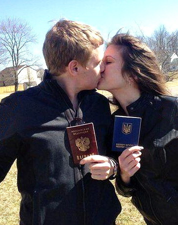 "Faceti dragoste, nu razboi". Cum abordeaza tinerii prinsi la mijloc conflictul dintre Rusia si Ucraina