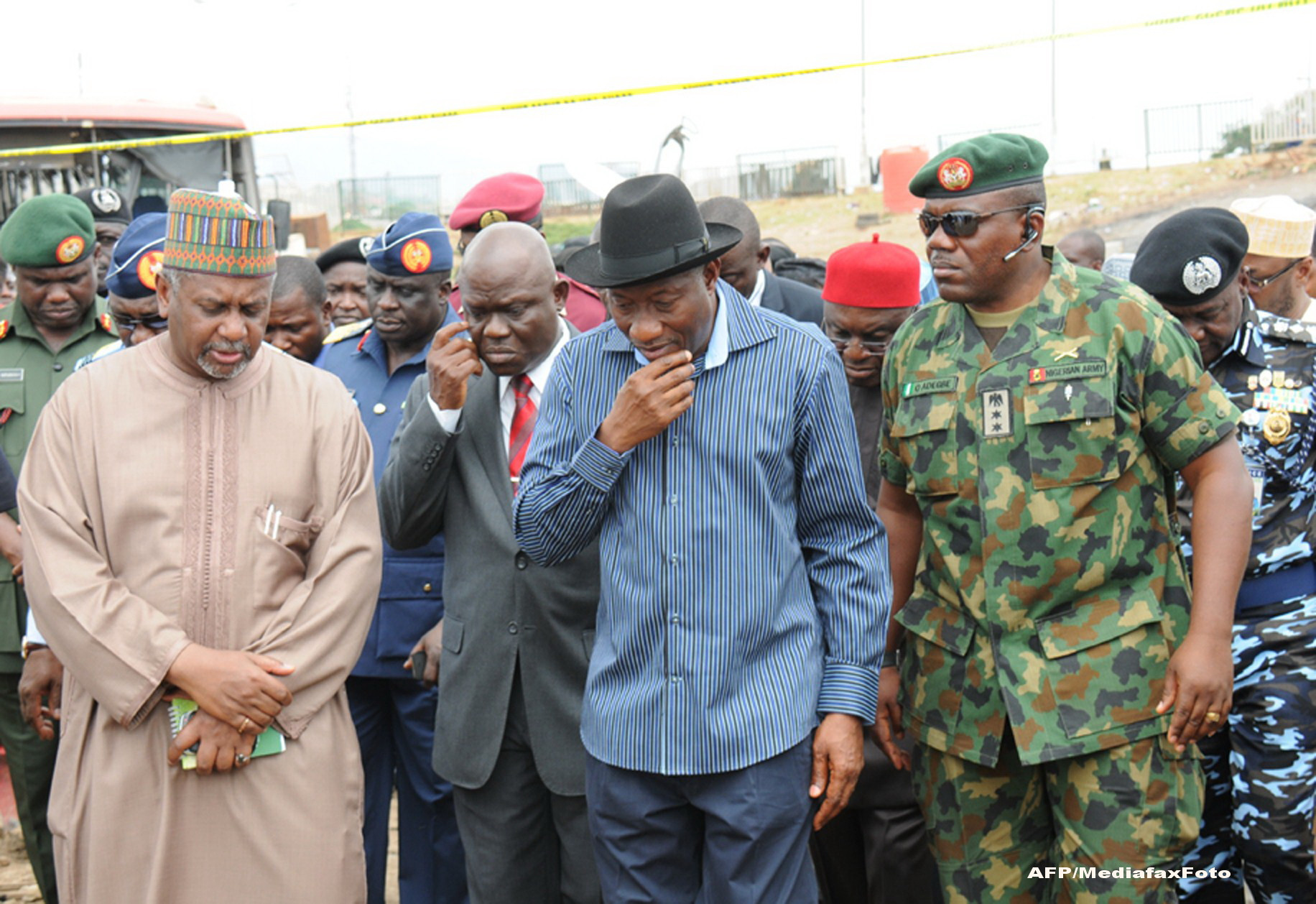 Presedintele Nigeriei, Goodluck Johnson (centru)