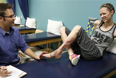 Atentatele din Boston, un an de la atacuri. Povestea americancei careia ii va fi amputat piciorul, dupa 16 operatii