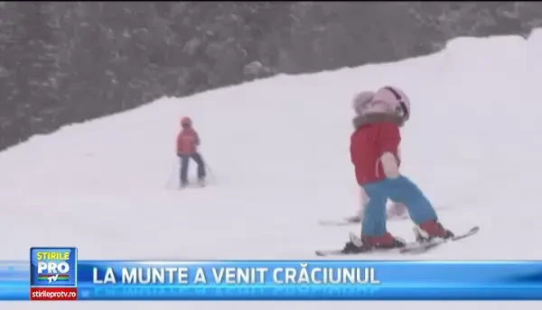 Romanii care petrec Pastele la munte vor avea parte de un peisaj de iarna. Stratul de zapada are 15 cm pe Valea Prahovei