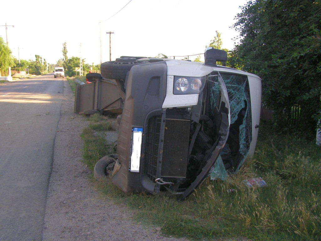 Grav accident in Mehedinti, dupa ce un microbuz, o autoutilitara si un camion s-au ciocnit. 12 persoane au fost ranite