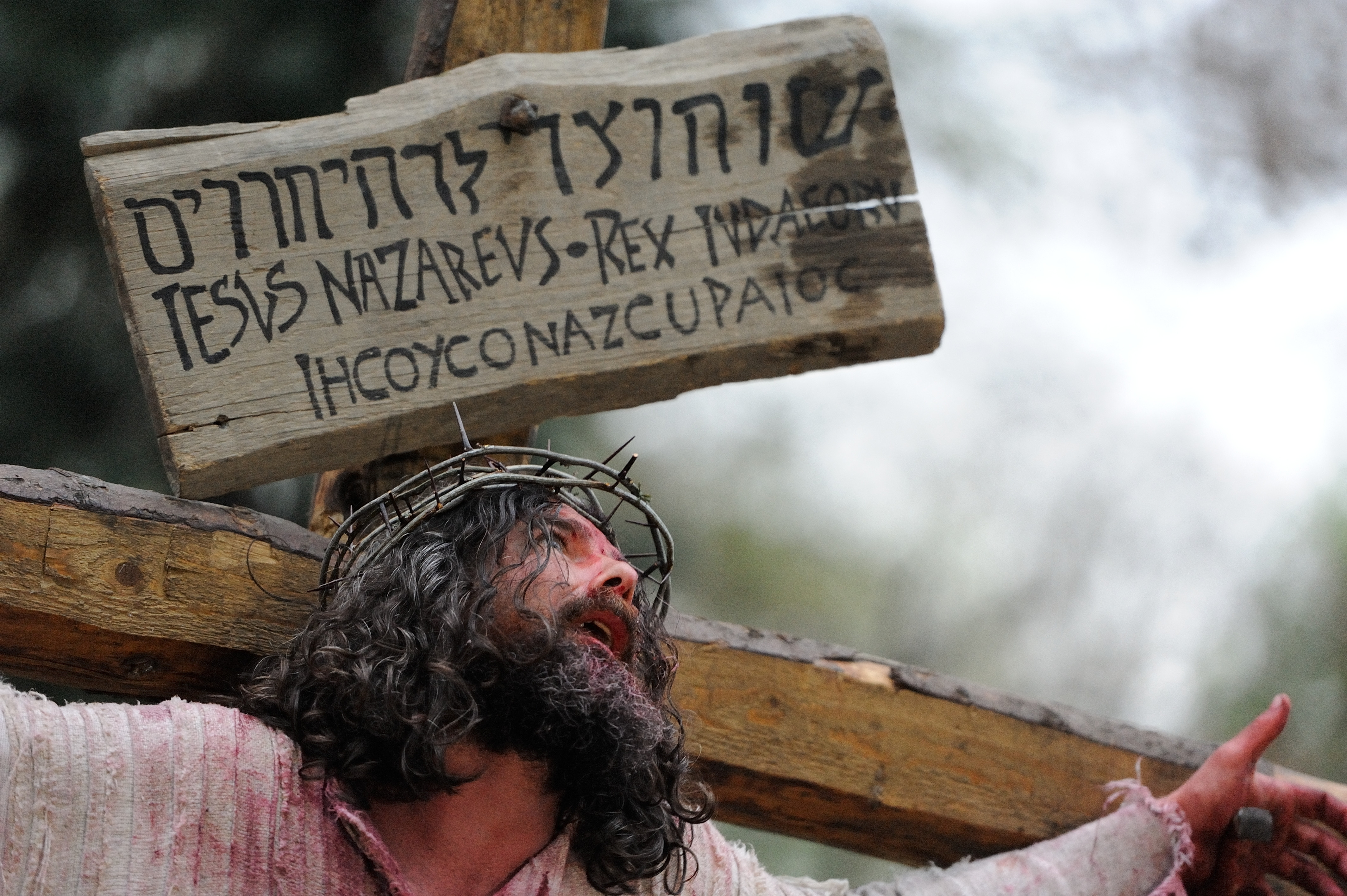 GALERIE FOTO. "Ce-ar fi daca Iisus ar trece acum printre noi?". Drumul Crucii, refacut in Centrul Vechi al Capitalei