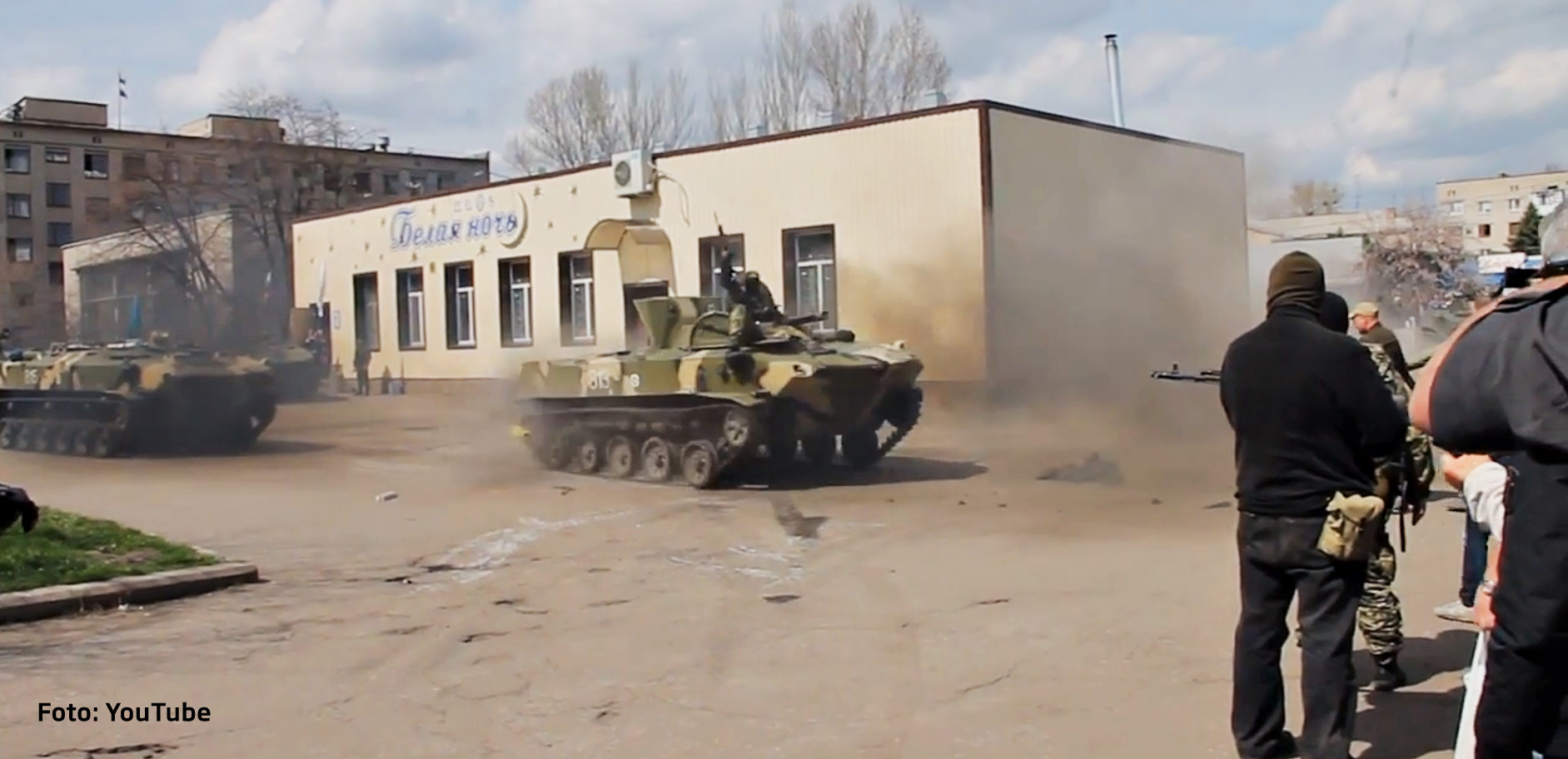 VIDEO. Separatistii din Ucraina fac show cu o tancheta capturata. In loc de razboi civil, demonstratie de soferie