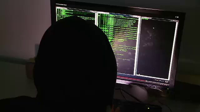 Metoda prin care un hacker din Cluj, cu 9 clase, a furat date bancare de pe 64.000 de carduri. Barbatul, retinut 24 de ore
