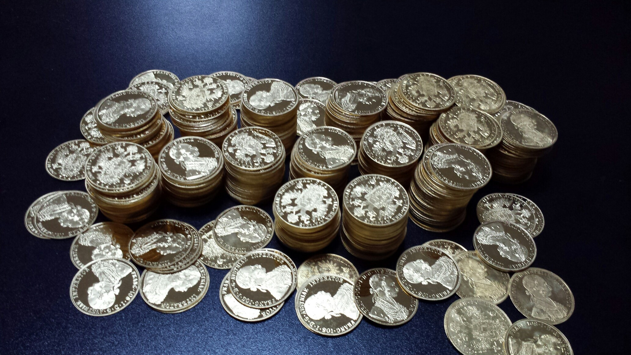 11 kilograme de aur, descoperite sub capota unei masini la vama Cenad. Ce au declarat cei doi barbati care le detineau. FOTO