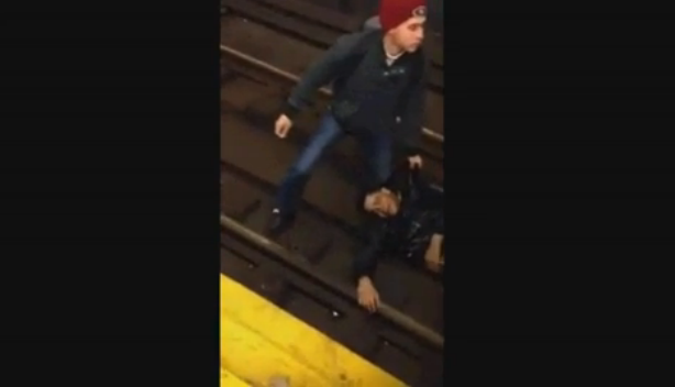 Un barbat din SUA a supravietuit dupa ce a trecut metroul peste el. Cum s-a intamplat totul. VIDEO