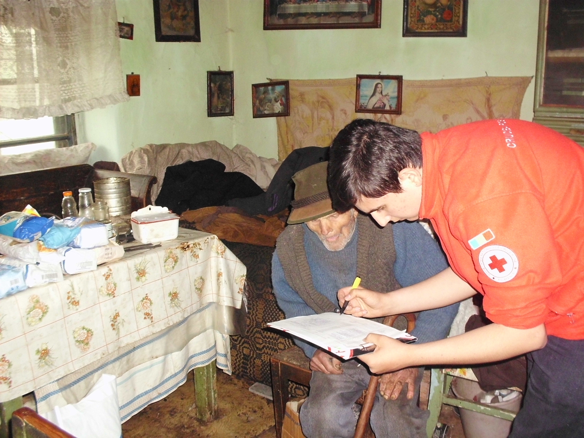 120 de familii defavorizate din judetul Cluj au primit alimente pentru masa de Pasti