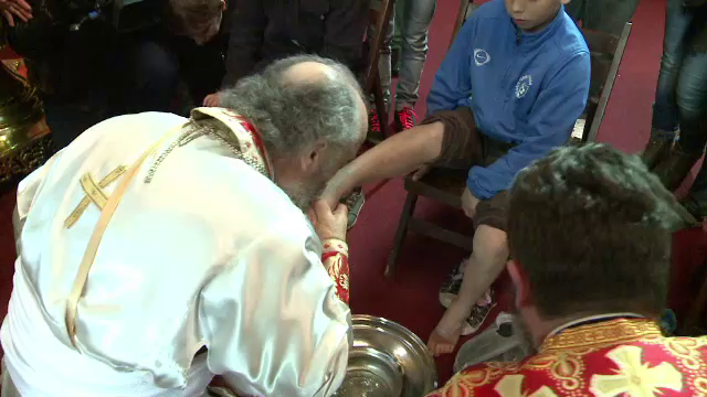 Ritual rar, in Joia Mare. Arhiepiscopul Dunarii de Jos a spalat picioarele a 12 copii orfani