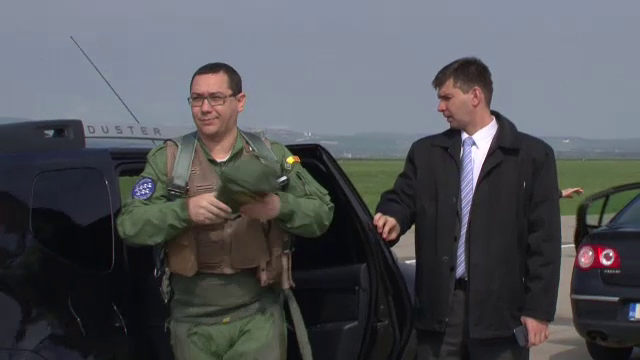 Victor Ponta, copilot pe un avion F16. Premierul a zburat impreuna cu un pilot american:"Inca sunt viu"