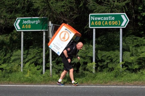 Povestea britanicului care alearga cu un frigider in spate. "Am vrut ceva diferit, sa imi testez limitele". VIDEO