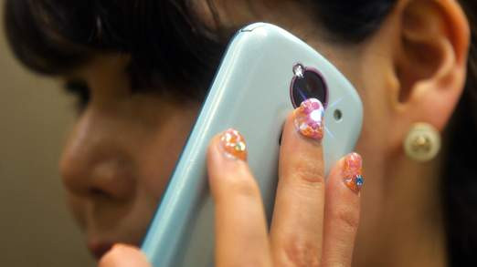 Noua inventie a japonezilor. Unghiile false care stralucesc atunci cand ating un smartphone