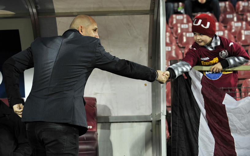 Iarba din Gruia nu ii prieste lui Miriuta. Tehnicianul cauta inainte de Inviere prima victorie pe teren propriu